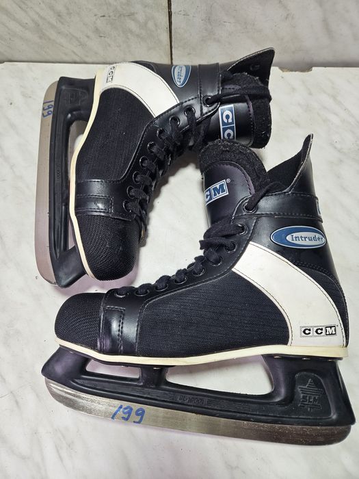 Patine 199 hochei hockey CCM  marime 44  ( 29  cm lungime interioara).