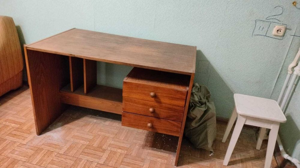 Стол письменный деревянный