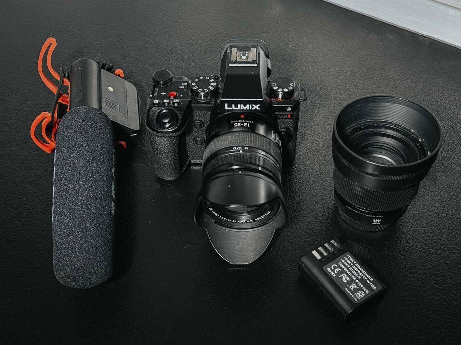 Vând LUMIX G9 II + 12-35mm f/2.8 + Sigma 56mm f/1.4 + microfon Rode