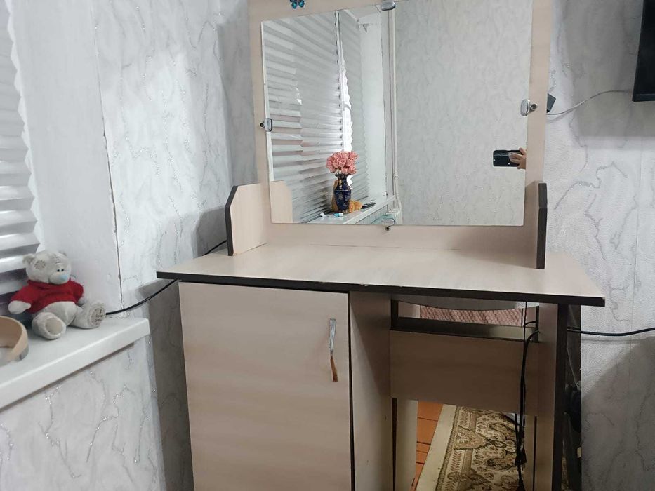 Продается шкафчик для гримма в спальню