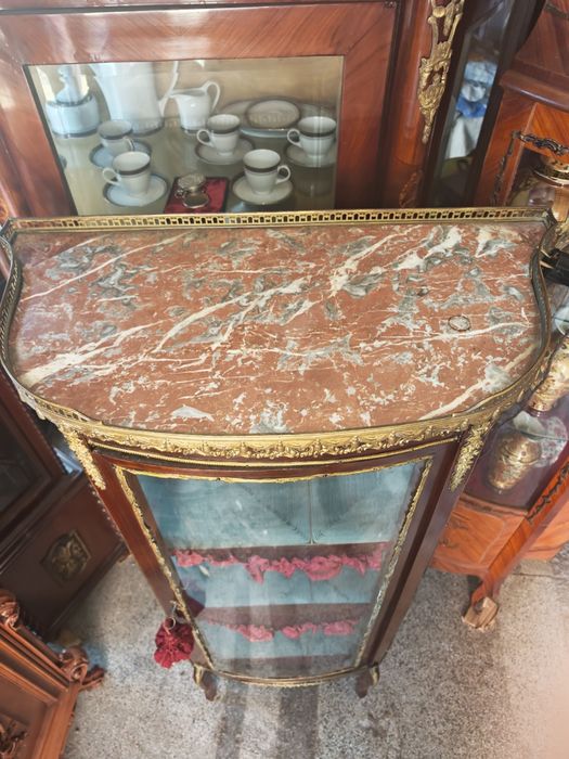 Антикварна витринка с осветление