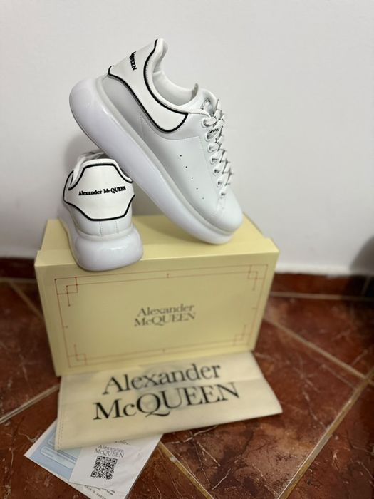 Adidasi AlexanderMcQueen Talpa pe perna de aer. Model nou !