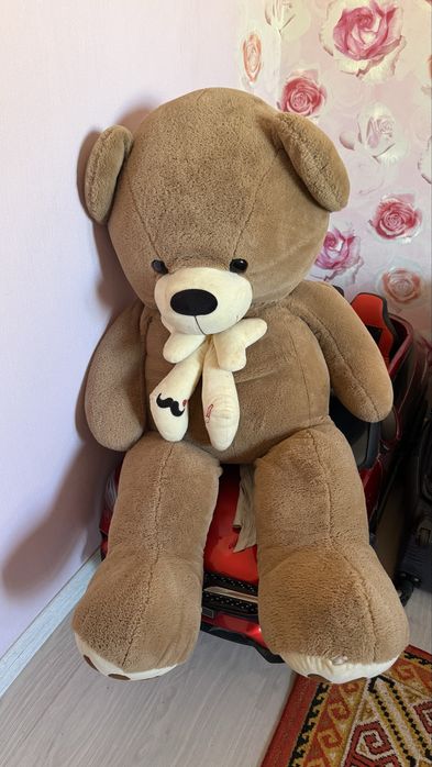 Большой плюшевый мишка — отличный подарок!