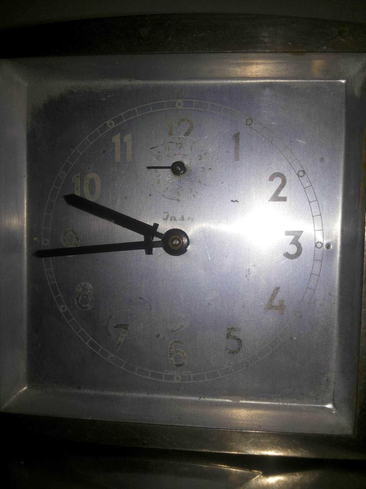 Ceas desteptator mecanic Jnsa , fabricat in fosta Yugoslavia .