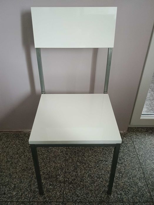 Продавам 4 бр. трапезни столове.Обявата е валидна само за гр.София.