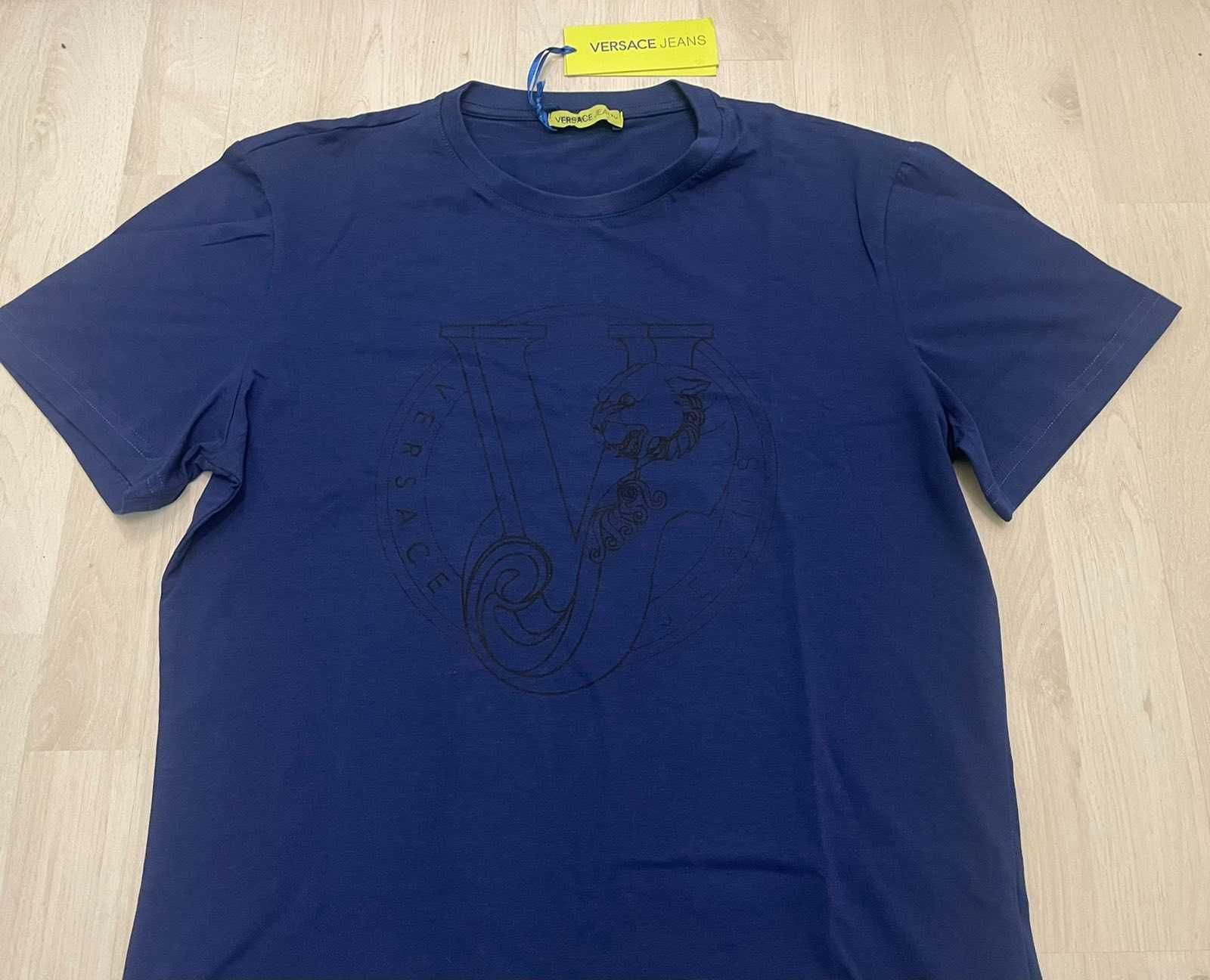 Нови мъжки тениски с етикети Versace Jeans налични в бял и в син цвят