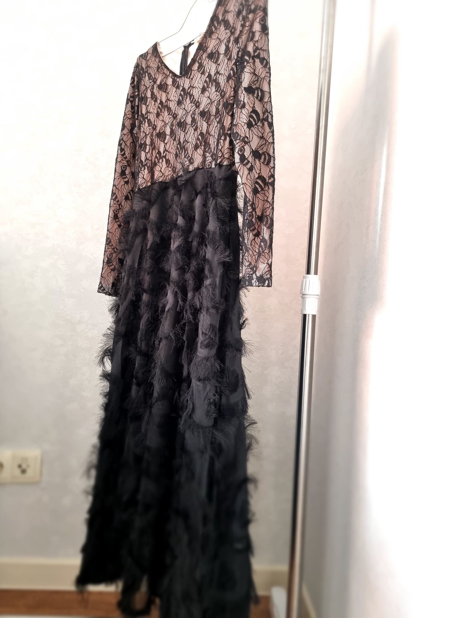 Платье на вечер с чёрной юбкой