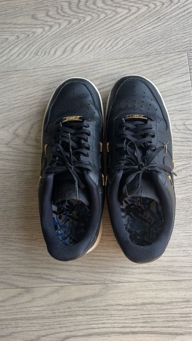 Nike Air Force negri cu detalii aurii
