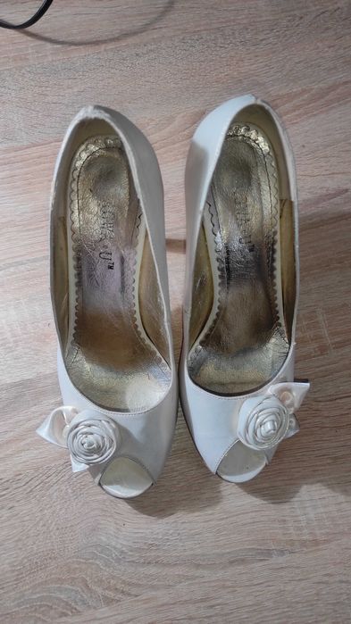 Продам женскую обувь.Натуральная кожа, ткань.Размер 38-39. Новая и б/у