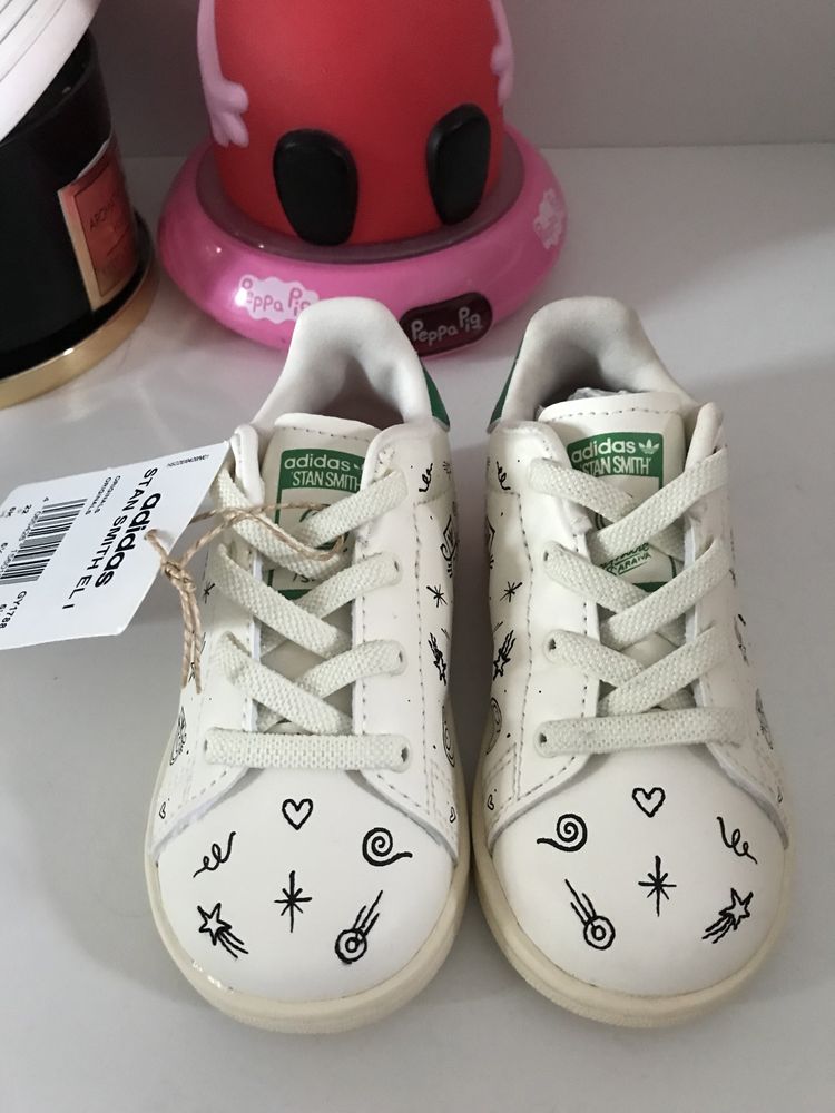 Нови! Детски Adidas Stan Smith, номер 22