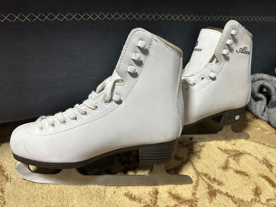 Продам коньки женские.
