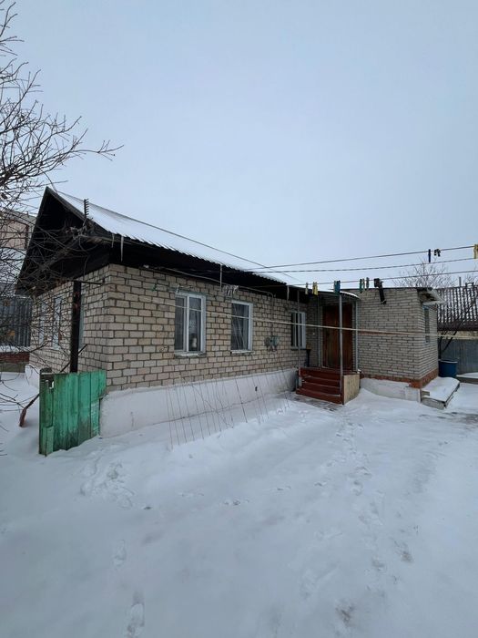 Продам дом,Центральный рынок,рубленный,обложенный кирпечем