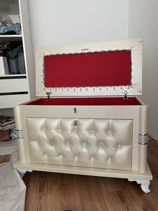 Сандык бежевый в отличном состоянии