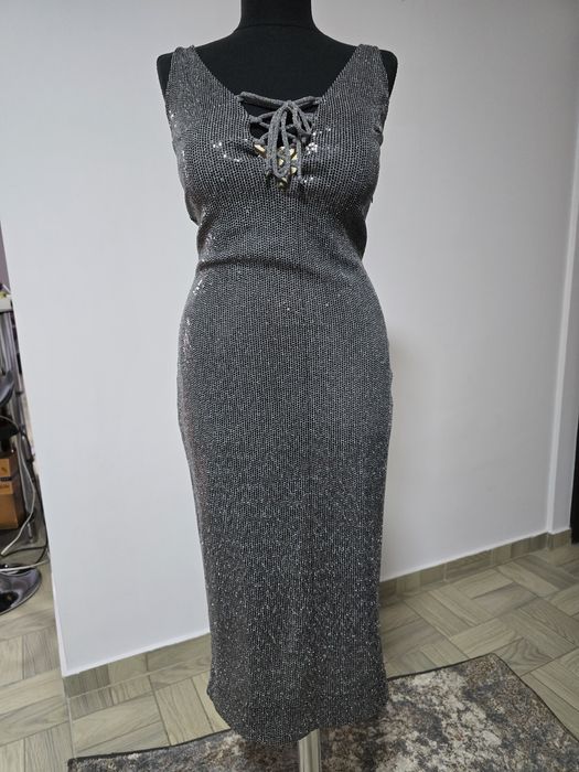 Rochie argintie cu paiete,o rochie strălucitoare cu design elegant