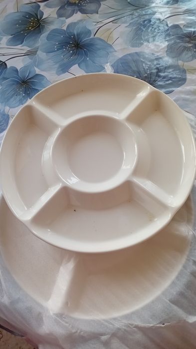 Продаются овые посуды тарелки,  кесюшки и т.д,