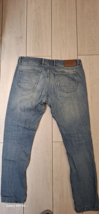 Vând blugi Massimo Dutti