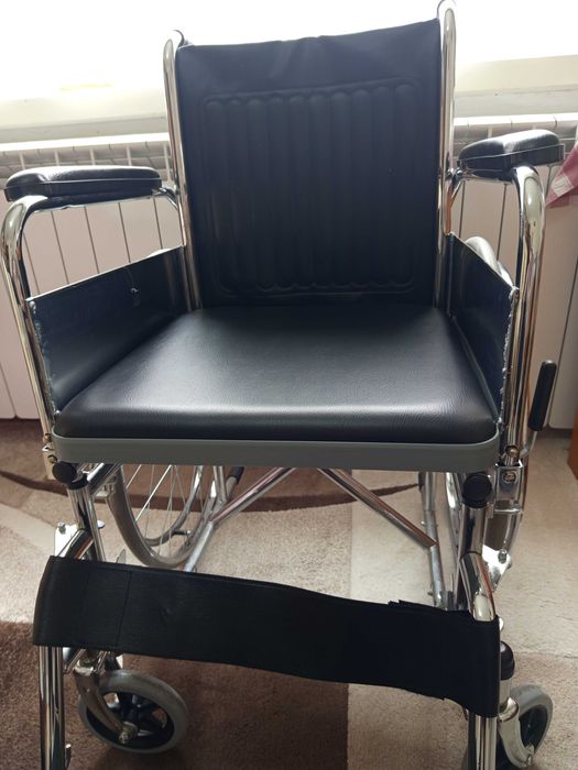 Scaun cu rotile si vas de toaleta