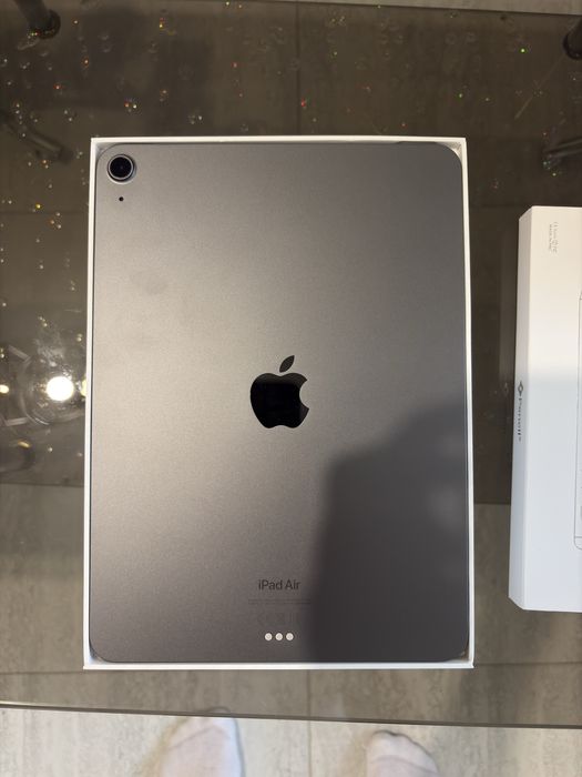 Ipad Air (generatia a 5-a) 64 GB, plus accesorii.
