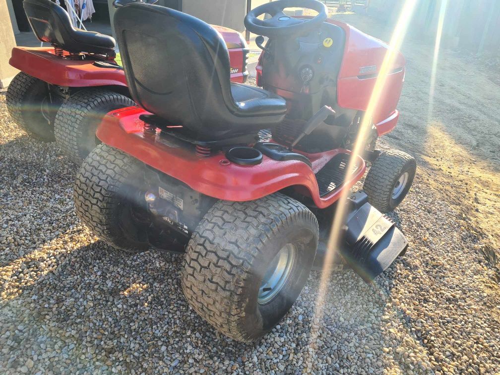 Vand tractoras de tuns iarba