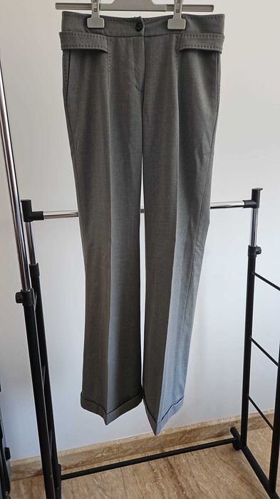 Pantaloni eleganți damă, gri – Nissa Ladywear