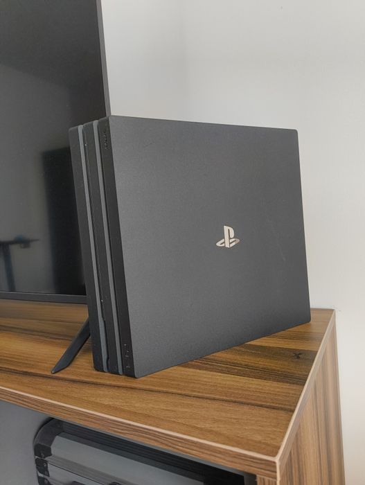 Продам PS4 Pro в идеальном состоянии + игры и аксессуары
