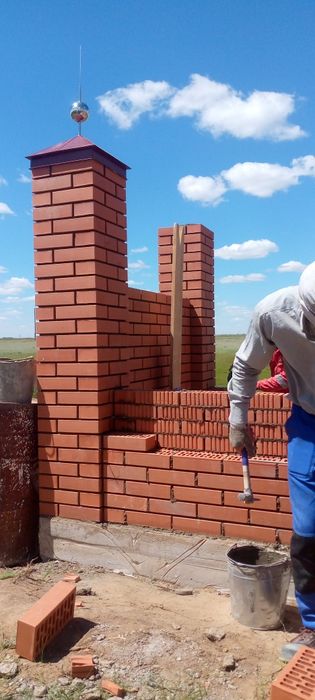 Каменщики строим обекти