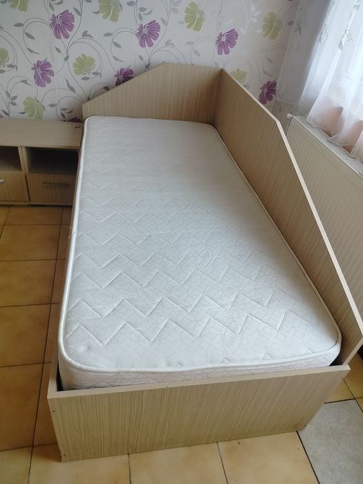 Vând pat din PAL, pentru o persoană cu saltea și somieră inclusă
