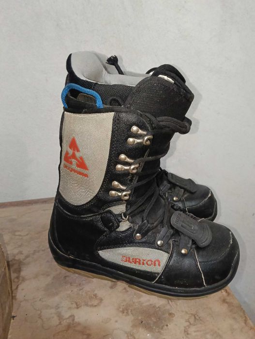 Сноуборд обувки различни размери.