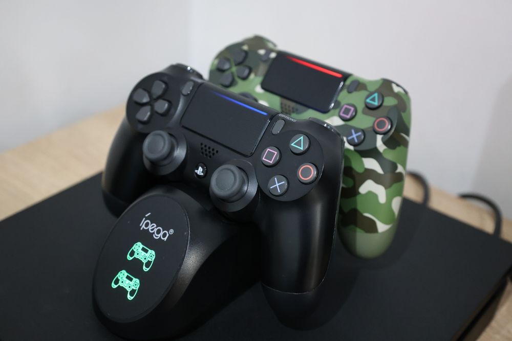 PS4 Slim 1TB - Два джойстика +5 игри