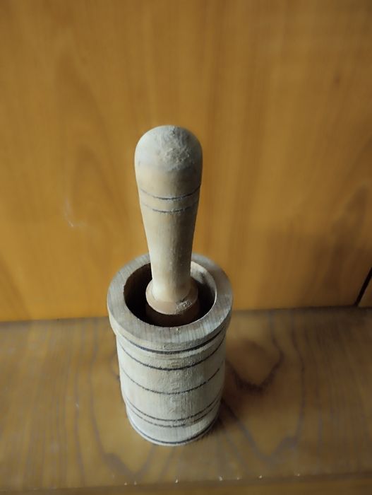 Vand dozator mirodenii și mojar cu pistil cioplite in