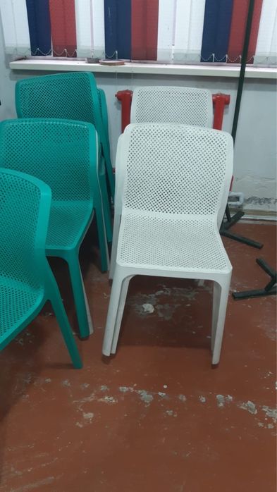 Пластиковые стулья