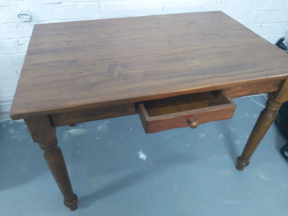 Masa stejar, invechita,noua, expusa in magazin