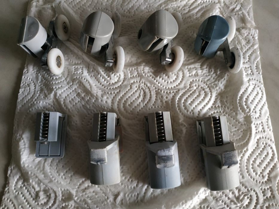 Комплект ролки и носачи за стъклена душ кабина.