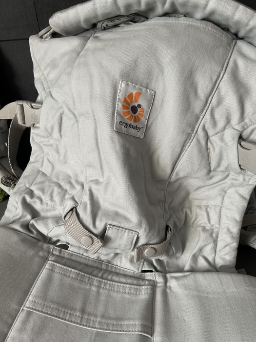 Ergobaby adapt бебеносене + подарък смукалки