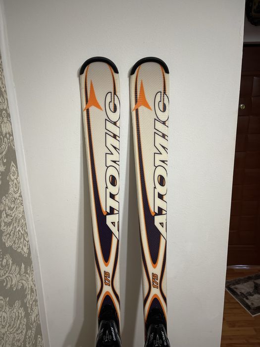 Schiuri 175 cm atomic  skiuri