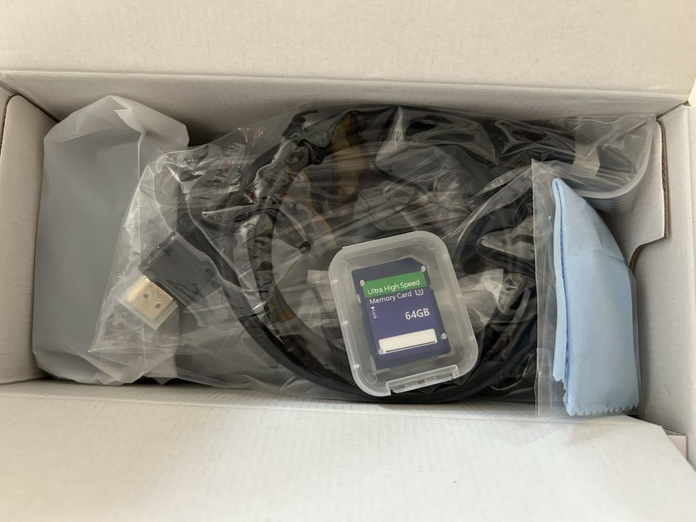 Camera video 4K Ultra HD, 4.0", 64MP, 18 x zoom, 64GB SD Card