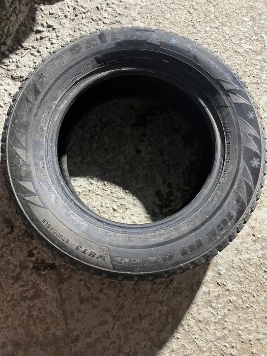Комплект зимних шин(2 штуки)б/у