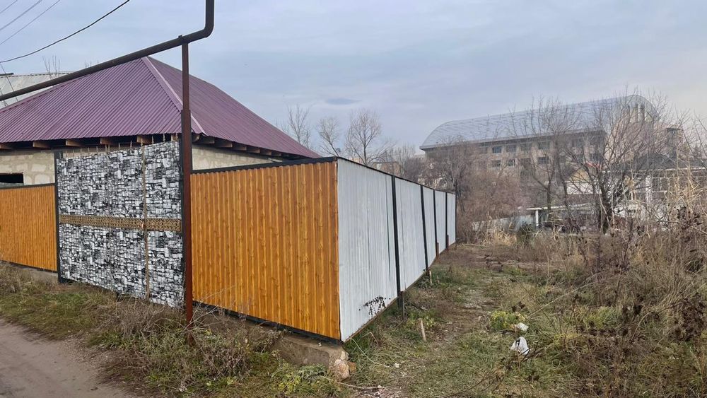 Продам НЕРОВНЫЙ участок 6.5сот 19км возле олимпийского городка свет во