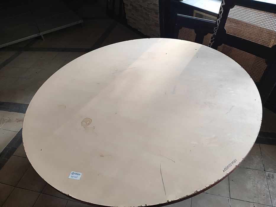 12 адамдық дөңгелек стол