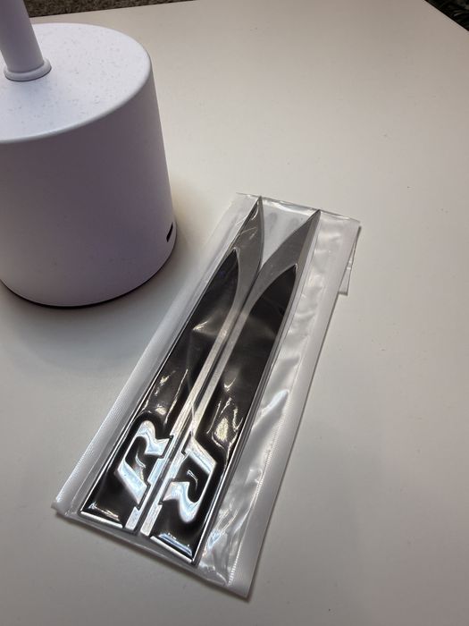 Emblema R line pentru aripi