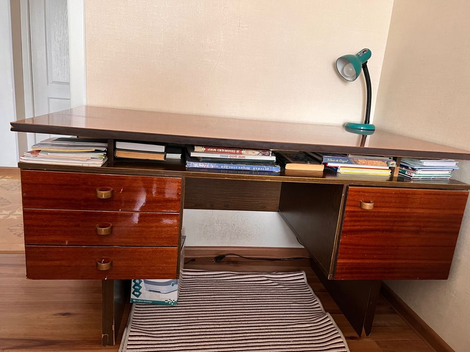 Письменный стол, массивный из немецкого гарнитура