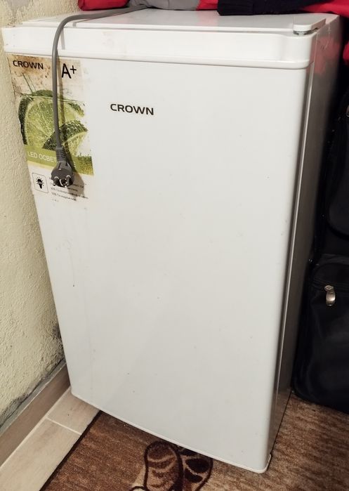 Хладилник KROWN малък почти нов.