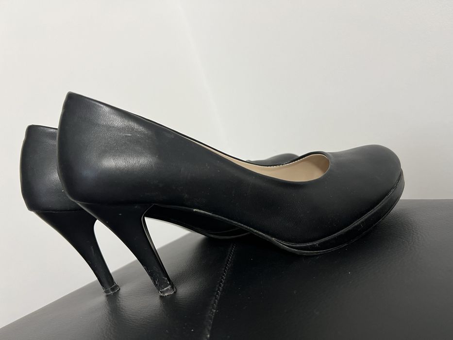 Pantofi cu toc negru