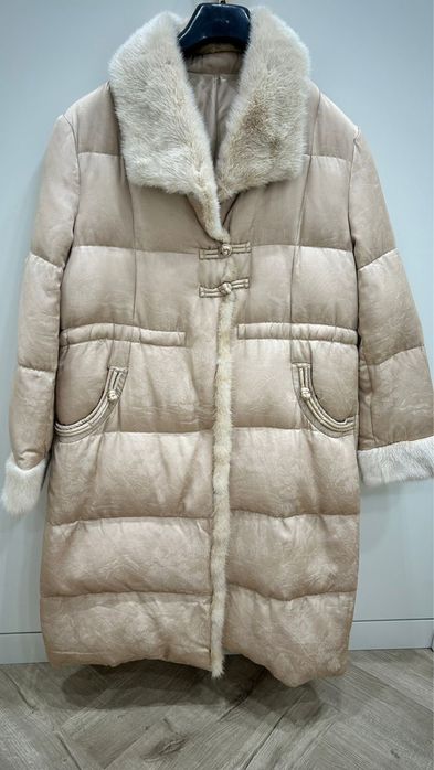 Продаётся пуховик бежевого цвета