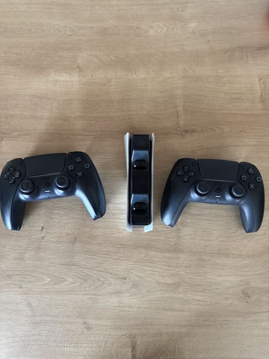 PS5 Pro Disc Edition Full Set Black & White/2controller/Fifa23/25 !