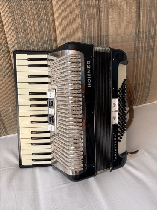 Acordeon HOHNER Pirola IVP si HOHNER Arietta II M