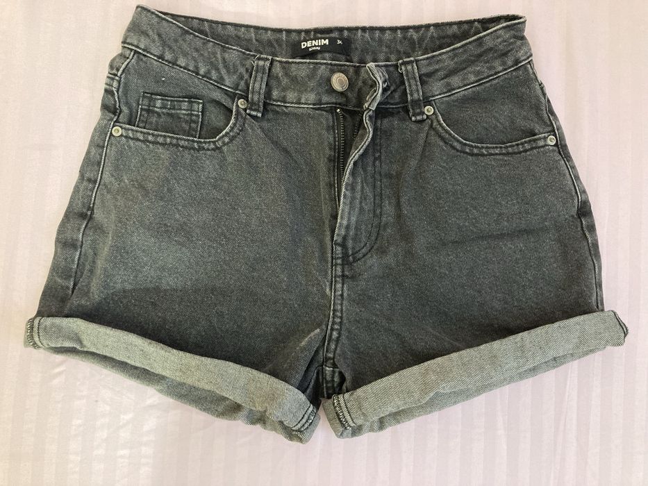 Pantaloni scurti negri denim