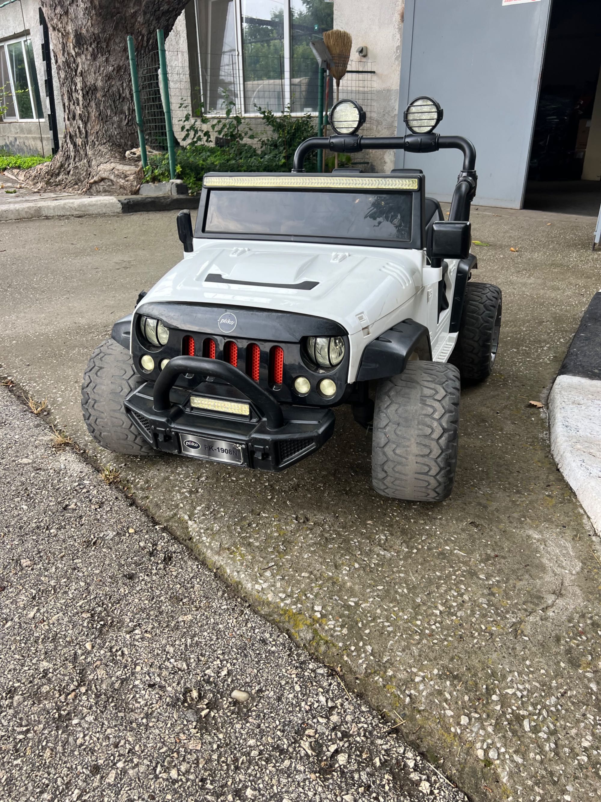 Акумулаторна кола Jeep