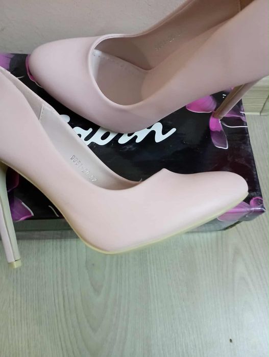 Обувки на висок ток