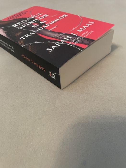 Regatul spinilor si al trandafirilor, paperback